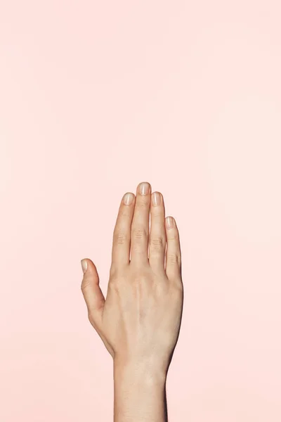 Tiro recortado de mulher gesticulando à mão isolado em fundo rosa — Fotografia de Stock