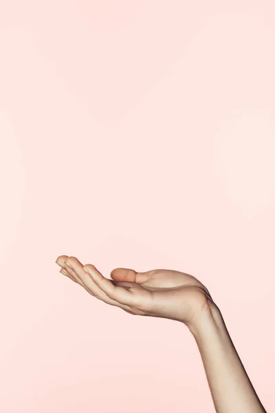 Visión parcial del gesto de la mujer a mano aislada sobre fondo rosa - foto de stock