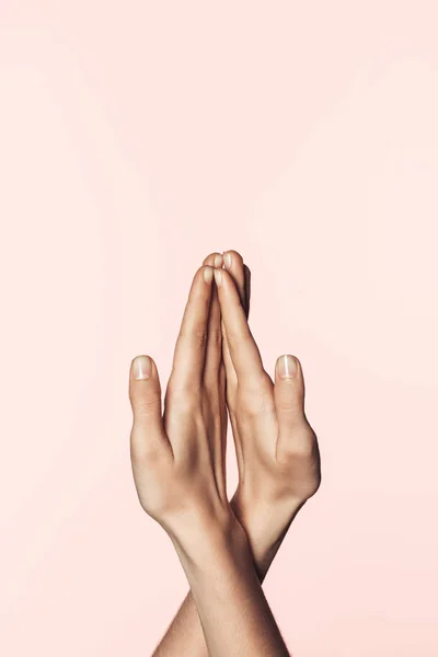 Imagen recortada de la mujer haciendo gestos con las manos aisladas sobre fondo rosa - foto de stock
