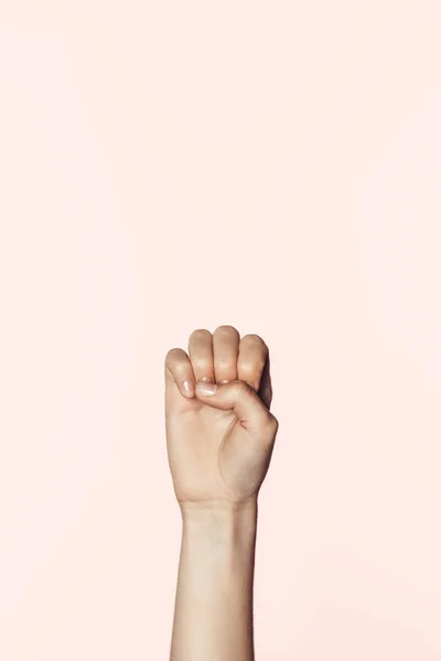 Visión parcial del gesto de la mujer a mano aislada sobre fondo rosa - foto de stock