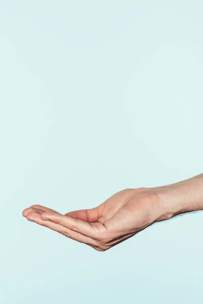 Abgeschnittene Aufnahme eines Mannes, der mit der Hand gestikuliert, isoliert auf blauem Hintergrund — Stockfoto