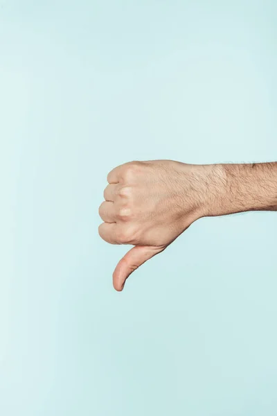 Tiro cortado do homem fazendo polegar para baixo gesto isolado no fundo azul — Fotografia de Stock