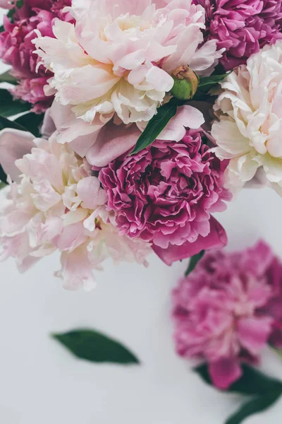 Vista dall'alto di rosa chiaro peonia bouquet su bianco — Foto stock
