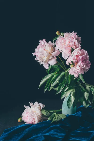 Bouquet di peonie rosa chiaro in vaso su sfondo scuro — Foto stock