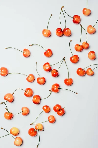 Vista superior de cerezas dulces frescas maduras sobre fondo blanco - foto de stock