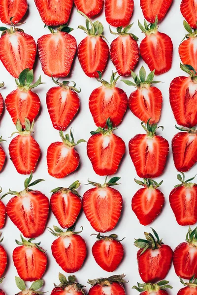 Vista superior del patrón sin costuras hecho de fresas frescas maduras en rodajas sobre blanco - foto de stock