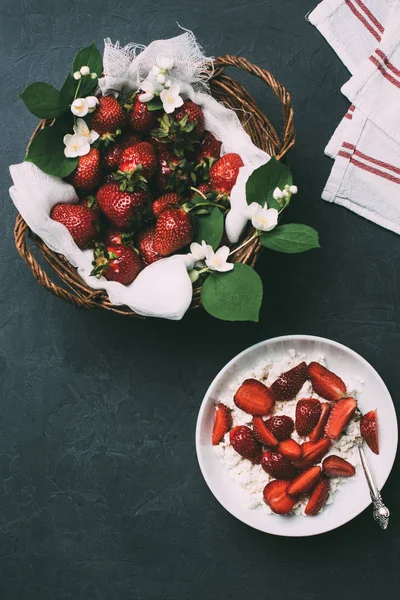 Vue de dessus du fromage cottage sain et fraises fraîches mûres sur noir — Photo de stock