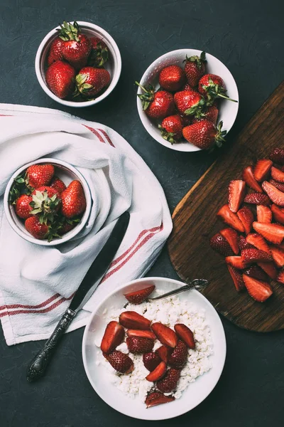 Blick von oben auf leckeren gesunden Quark und reife rote Erdbeeren — Stockfoto