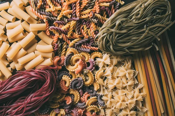 Erhöhte Sicht auf verschiedene Arten bunter Pasta — Stockfoto