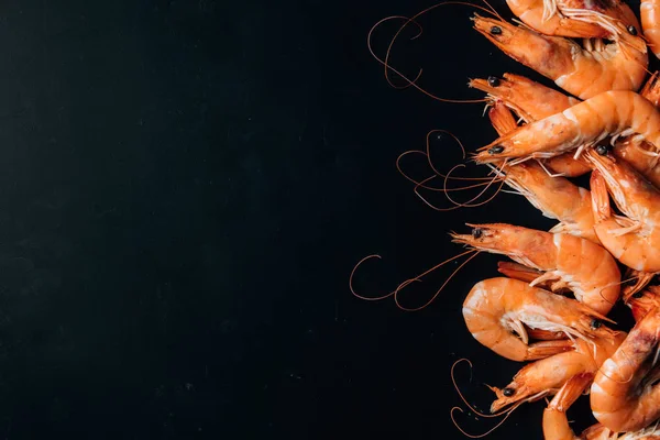 Top view of pile of shrimps on dark table — Stock Photo