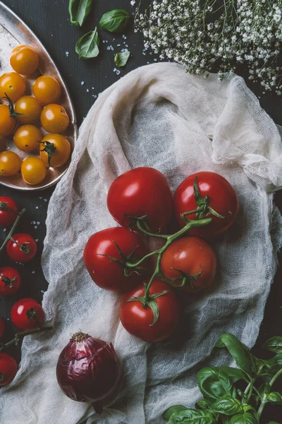 Vista superior de tomates rojos y tomates cherry amarillos en gasa - foto de stock