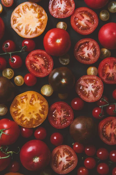 Vue du dessus de fond avec différentes tomates — Photo de stock
