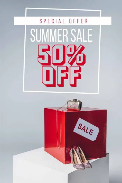 Bolsa, salto alto e sinal de venda, conceito de venda de verão com cinquenta fora — Fotografia de Stock