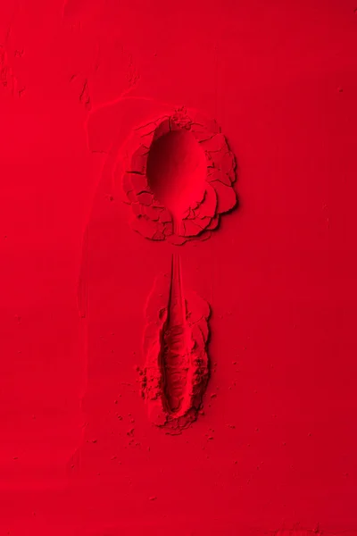 Ansicht der Form des Löffels auf rotem Pulver — Stockfoto