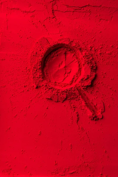Вид зверху на форму льодяника на червоному порошку — стокове фото