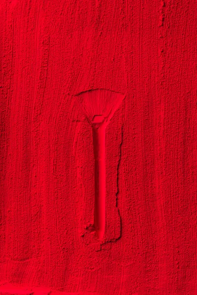 Вид сверху на форму кисти макияжа на красный порошок — стоковое фото
