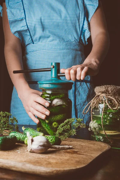 Imagem cortada de mulher preparando pepinos preservados na cozinha — Fotografia de Stock