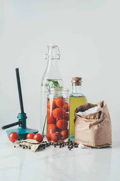 Інгредієнти для приготування консервованих помідорів на кухонному столі — стокове фото