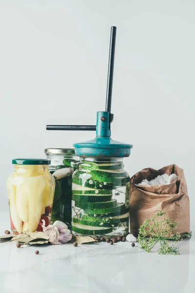 Ingredientes y herramienta para preparar verduras conservadas en la mesa de la cocina - foto de stock