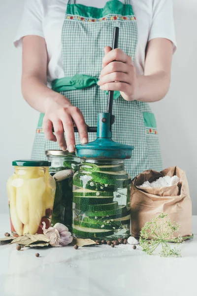 Abgeschnittenes Bild einer Frau, die in der Küche konservierte Zucchini zubereitet — Stockfoto