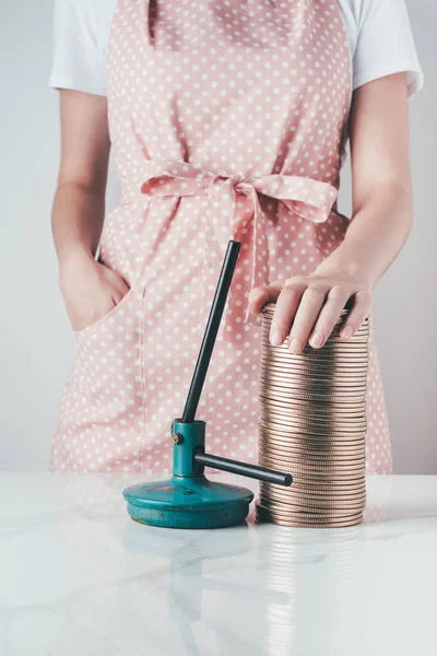 Abgeschnittenes Bild einer Frau in Schürze, die Glasdeckel in der Küche berührt — Stockfoto