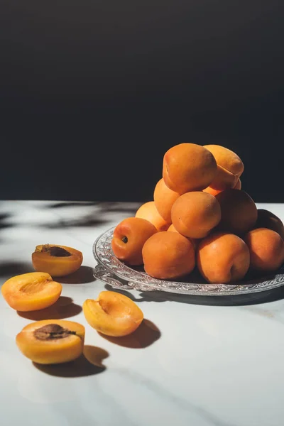 Composição de alimentos com damascos frescos em bandeja de metal com fundo preto — Fotografia de Stock