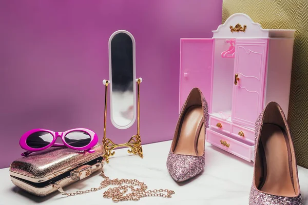 Armario de juguete y espejo con accesorios femeninos en la habitación rosa miniatura - foto de stock