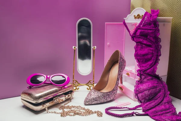 Armadio giocattolo e specchio con accessori femminili alla moda di dimensioni reali in camera rosa in miniatura — Foto stock