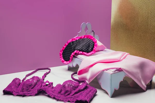 Lit de jouet avec soutien-gorge taille réelle et masque de couchage dans la chambre miniature — Photo de stock