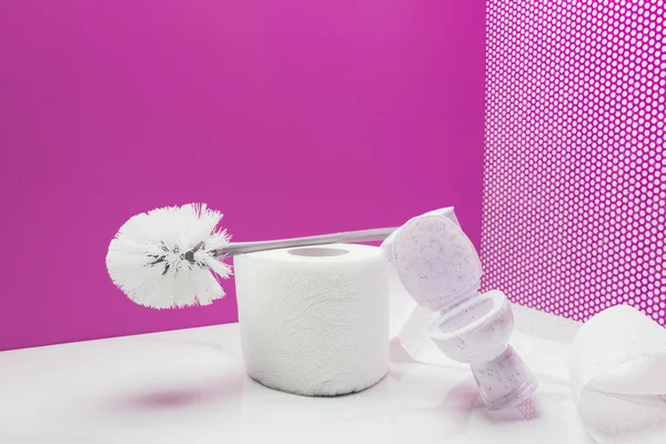 Игрушечный туалет с туалетной щеткой реального размера и рулоном бумаги в миниатюрной комнате — стоковое фото