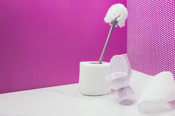 Пластмассовый игрушечный туалет с туалетной щеткой реального размера и рулоном бумаги в миниатюрной комнате — стоковое фото