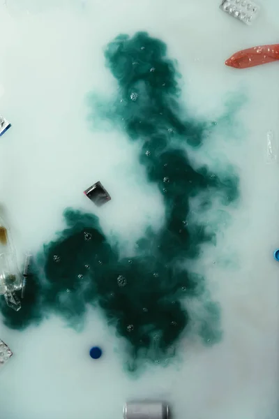 Vista dall'alto di fumo e spazzatura che scorre in acqua, concetto di protezione dell'ambiente — Foto stock