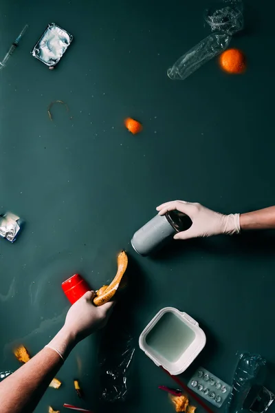 Recortado tiro de hombre y mujer en guantes de látex limpieza de agua de la basura, concepto de protección ecológica - foto de stock