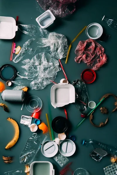 Vista superior de la basura y restos que fluyen en el agua, concepto de protección del medio ambiente - foto de stock