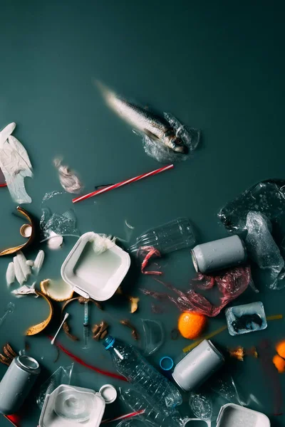 Blick von oben auf im Wasser fließenden Müll und Essensreste, Umweltschutzkonzept — Stockfoto