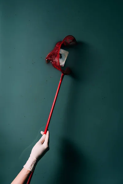 Tiro recortado de persona en guante de látex con red de mariposa agua de limpieza de la basura - foto de stock