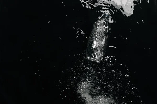 Вид пластиковой бутылки в воде, концепция защиты окружающей среды — стоковое фото