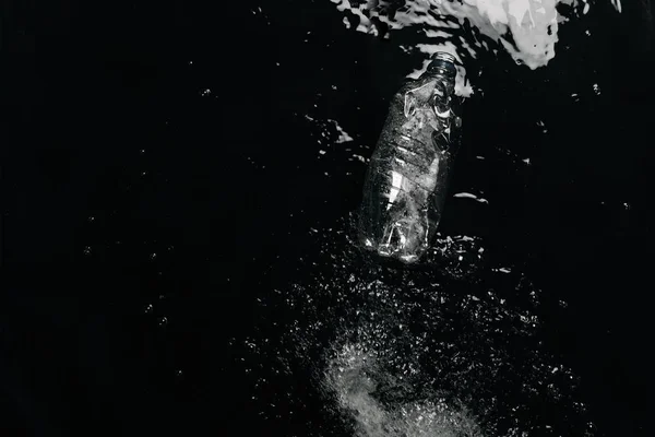 Vue du dessus de la bouteille en plastique dans l'eau, concept de protection écologique — Photo de stock