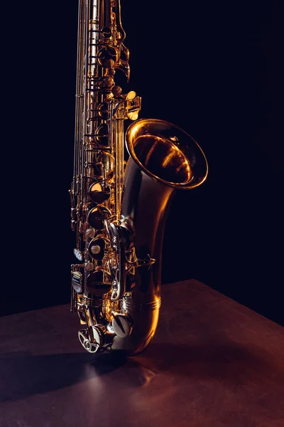 Vista de cerca del saxofón profesional brillante en negro - foto de stock