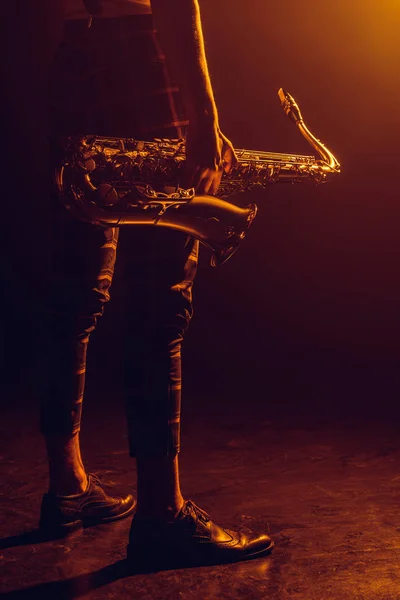 Recortado tiro de elegante músico celebración de saxofón - foto de stock