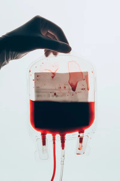 Iniezione ritagliata di medico in possesso di sacchetto di plastica di sangue per trasfusione isolato su bianco — Foto stock
