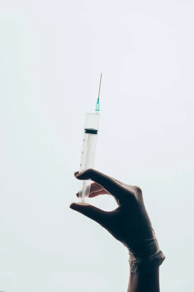 Inyección recortada de médico en guante con jeringa aislada en blanco — Stock Photo