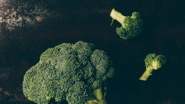 Vista dall'alto dei broccoli verdi sul tavolo grigio scuro — Foto stock