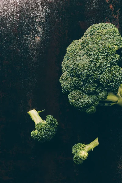 Vue du dessus du brocoli mûr sur la table sombre grise — Photo de stock