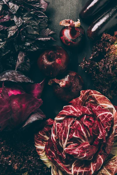 Верхний вид красной капусты, салата и лука на сером темном столе — стоковое фото