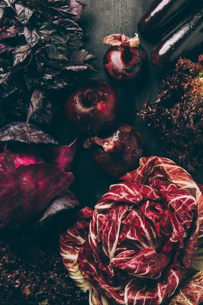 Rotkohl, Salat und Zwiebeln auf grauem, dunklem Tisch — Stockfoto