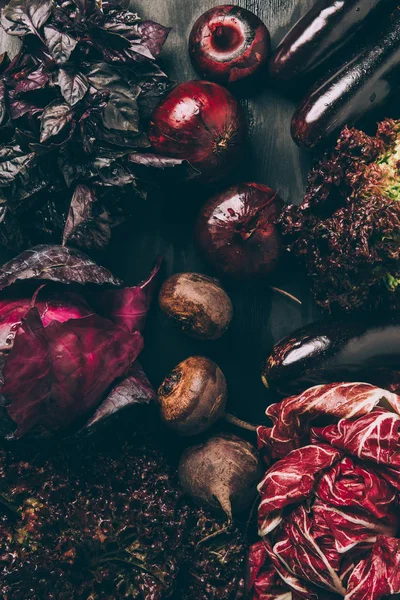 Vue du dessus du chou rouge, de la salade et des aubergines sur la table sombre grise — Photo de stock