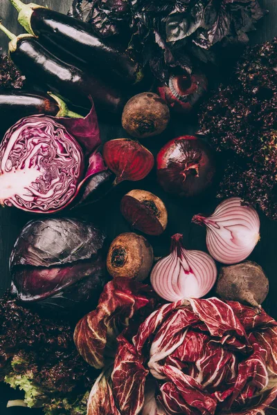 Вид сверху на различные красные овощи на столе — стоковое фото