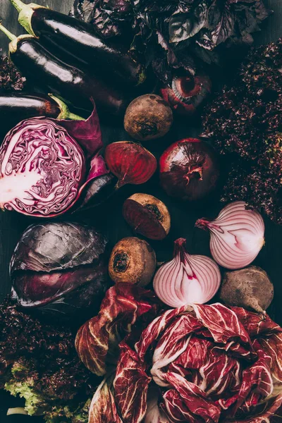 Vista superior de diferentes verduras rojas en la mesa - foto de stock