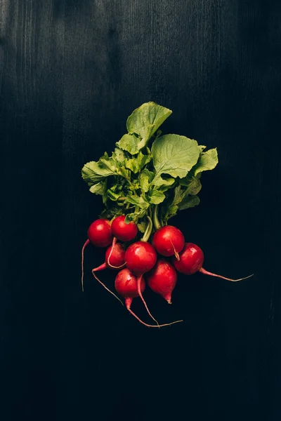 Vue du dessus des radis sur la table sombre grise — Photo de stock